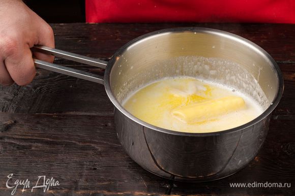 Молоко со сливочным маслом подогрейте, но не доводите до кипения. Масло должно растаять.