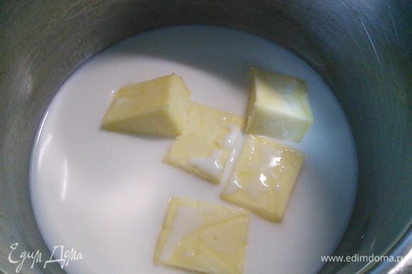 Для заварного теста нужно растопить масло в смеси молока и воды. Добавить сахар и соль.