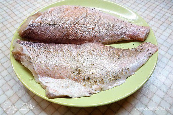 Разделяем на филе, делаем на коже поперечные разрезы и натираем смесью соли и перца. По желанию можно добавить свои любимые специи для рыбы.