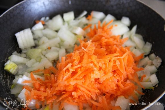 Мелко нарубленный лук и тертую морковь поджарить на сковороде.