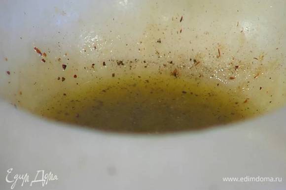 Приготовить заправку: соединить лимонный сок и 3‒4 ст. ложки оливкового масла Extra Virgin, посолить, поперчить и перемешать.