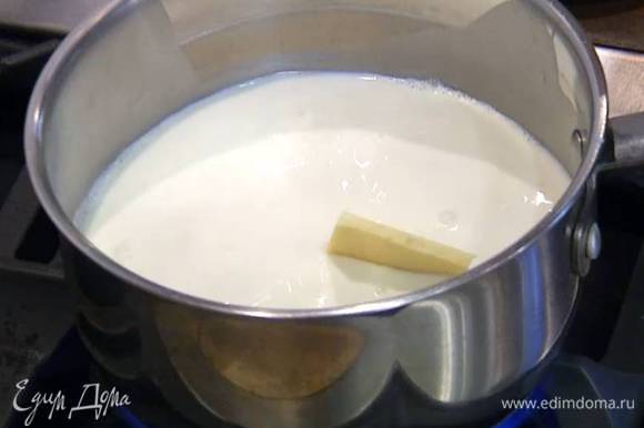Белый шоколад поломать небольшими кусочками, добавить в молоко со сливками и, помешивая, прогревать еще 1‒2 минуты, чтобы шоколад полностью растопился, затем снять с огня.