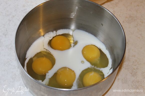 Яйца разболтайте вместе с молоком до однородного состояния, не взбивая.