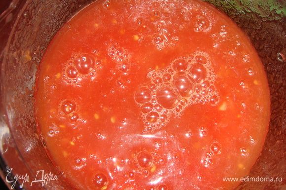 С помидоров снять кожицу и пюрировать с соком с помощью блендера.