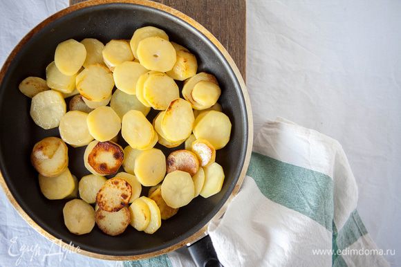 Обжарить картофель на оливковом масле до полуготовности.