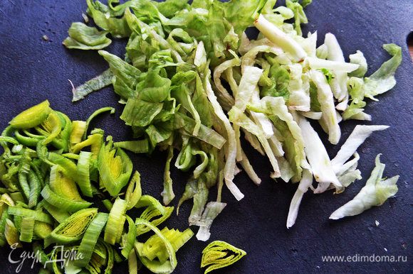 Из зелени порубить любые салатные листья и порей.