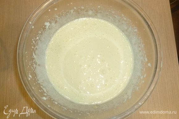 В отдельной миске взбить желтки с оставшимся сахаром, ввести в молочную смесь, просеять оставшуюся муку, добавить щепотку соли. Перемешать.