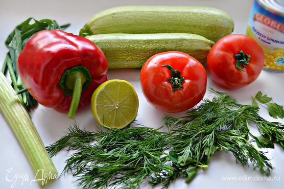 В это время займемся приготовлением салата. Нам понадобятся сочные свежие овощи: помидоры, кабачок, болгарский перец, сельдерей, красный лук, а также консервированная кукуруза и зелень.