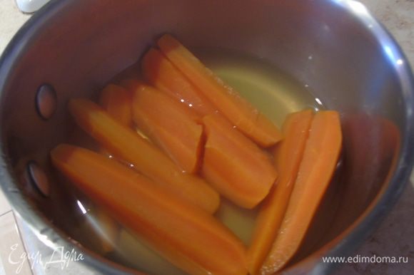 Морковь отварите до мягкости.