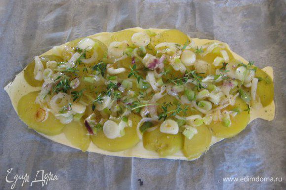 На тесто выложить в один слой картофель, сверху лук, посыпать листиками тимьяна, посолить, поперчить.