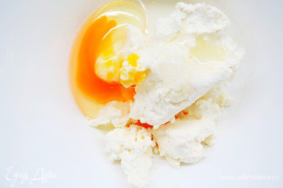 Готовим сырники. Творог положить в миску, добавить яйцо, соль, сахар, перемешать.