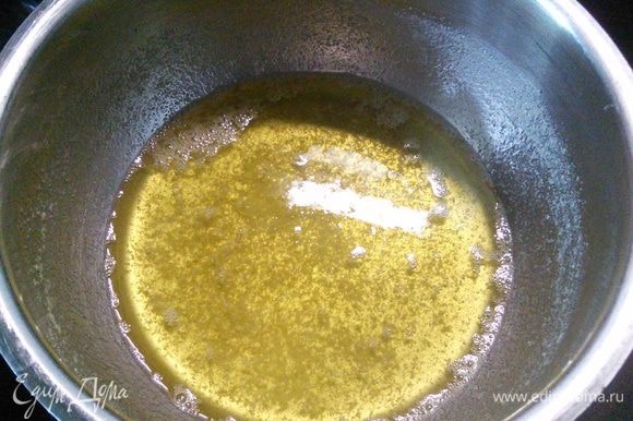 Для начала нужно растопить сливочное масло. На маленьком огне томить масло до золотистого цвета. Оно не должно пригореть, на дно ковшика осядут крупинки, которые после там и останутся. Масло немного охладить.