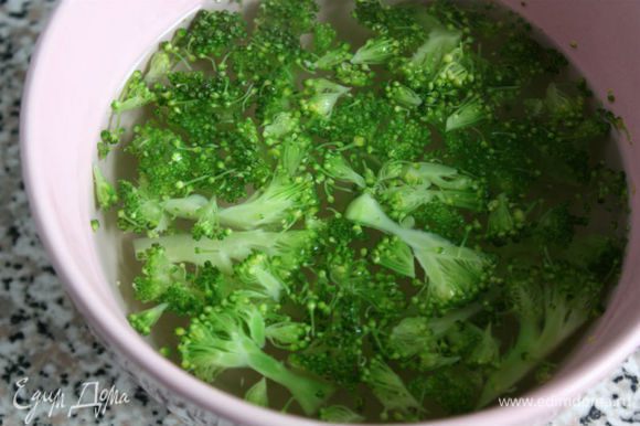 Налить кипяток на брокколи и оставить на 2 минуты, затем воду слить и обдать капусту холодной водой, обсушить.