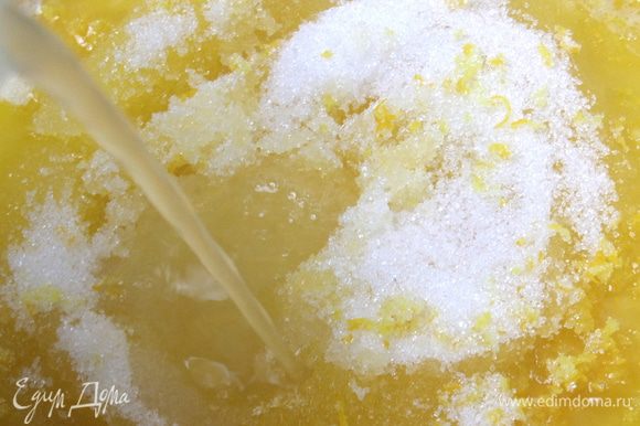 Ананасовый сироп смешать с выжатым лимонным соком, влить в основу.