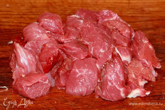 Мясо говядины также очищаем от пленок и жира, режем небольшими кусочками для помола.