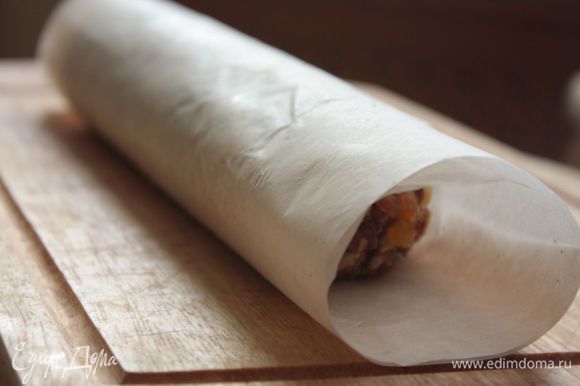 Тщательно оберните колбаску пергаментом или бумагой для выпечки и придайте нужную форму.