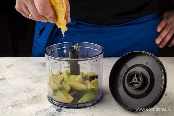 Сложите кусочки авокадо в блендер и сбрызните соком лимона. Измельчить авокадо с помощью блендера.