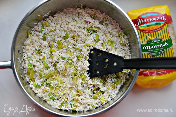 В сотейнике слегка обжарьте на сливочном масле лук порей, добавьте к нему рис и перемешайте.