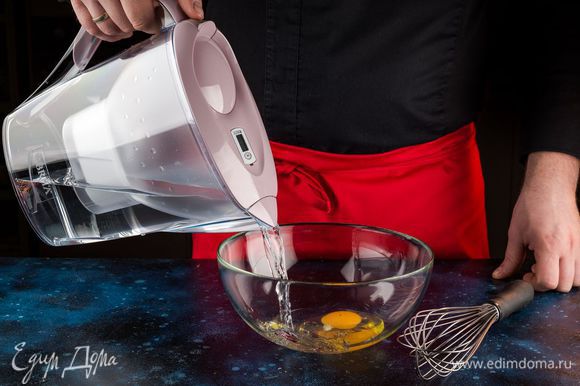 Смешайте воду из фильтра-кувшина BRITA Marella Pastel и яйцо венчиком.