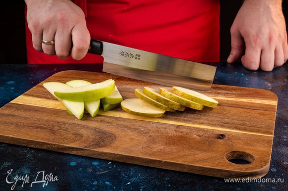 Нарежьте кубиками яблоко и грушу. Разморозьте вишню.