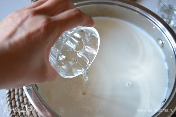 Вылить молоко в кастрюлю. Добавить воду с лимонной кислотой, перемешать.
