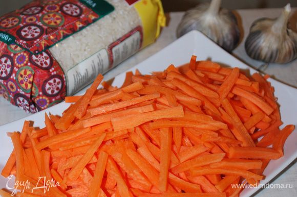 Пока лук обжаривается, режем морковь полосками.