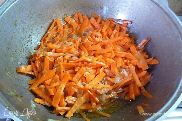 Добавляем к луку морковь, перемешиваем и обжариваем до полуготовности, примерно 10 минут.