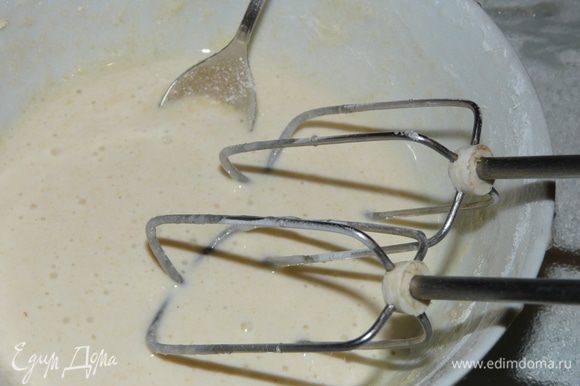 Во время взбивания понемногу добавлять сахарную пудру, кукурузную муку, после кокосовую стружку так, чтобы тесто получилось не очень жидким.
