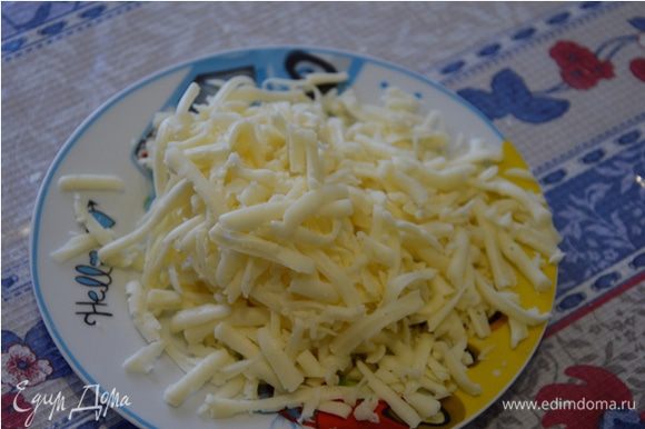 Натертый на терке сыр добавляем на 30-ой минуте.