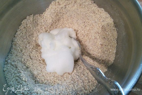 Белок взбейте до мягких пиков и добавьте приблизительно половину белка в орехи. Вторая половина не понадобится.