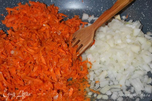 Говяжий бульон варится. Мы готовим основу для харчо. Обжариваем на растительном масле морковь и лук.