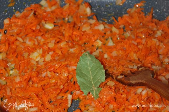 Когда обжаривается морковь с луком, я добавляю один листик лаврового листа, все вместе обжариваю.