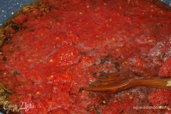 Чеснок и специи обжарили и добавляем свежие помидоры, у меня они в виде томатного пюре.