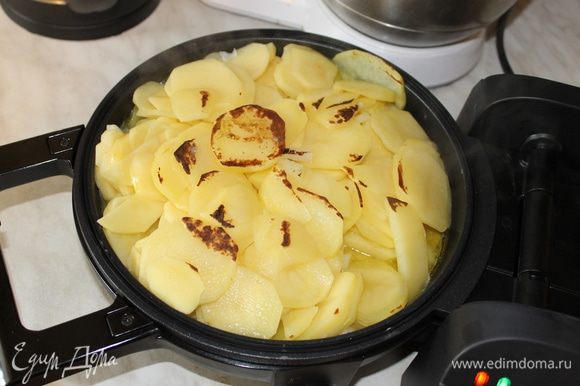 Картофель нарежьте тонкими ломтиками. Лук нашинкуйте мелким кубиком и вместе с картофелем выложите на сковороду.