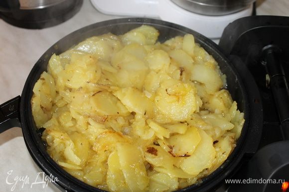 Жарьте картофель на оливковом масле до готовности.