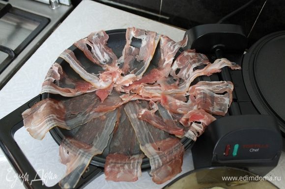 Застелите полосками бекона дно остывшей сковороды.