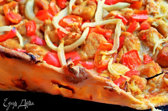 Вот такая тонкая хрустящая основа у пиццы получается, мы так любим!