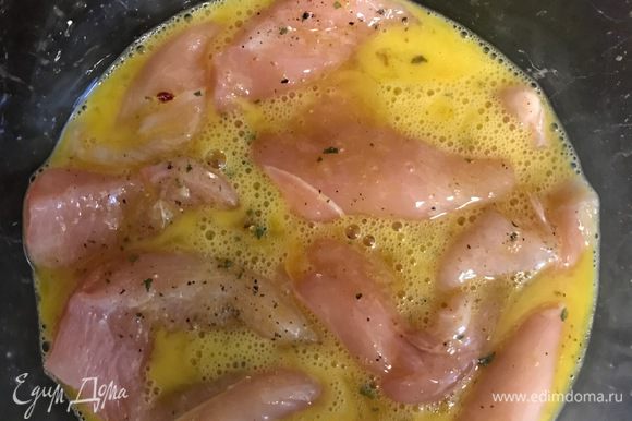 Взбейте вилкой 2 яйца и добавьте грудки. Оставьте на 30 минут.