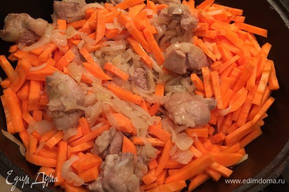 Добавить морковь и обжаривать минут 7–10.