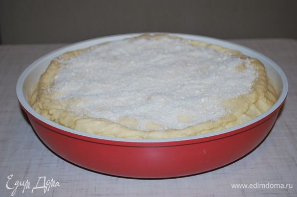 Закрываем пирог и посыпаем крошкой: мука, сахар и масло. Выпекаем в разогретой духовке при 170°C примерно 45–50 минут.