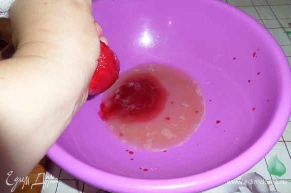 Яблочную массу выкладываем на марлю и вручную выжимаем сок. Также с помощью марли выжимаем сок из пюрированных ягод.