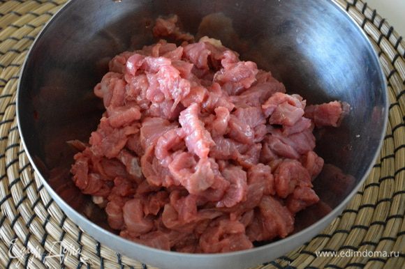 Мясо нарезать соломкой.