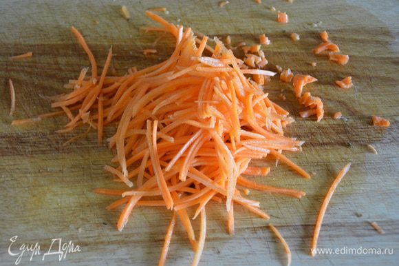 Морковь натереть на терке.