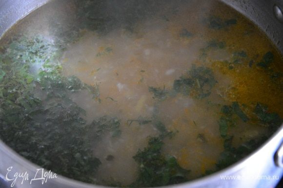 Добавить в суп зелень. Снять с плиты. Дать настояться 5 минут.