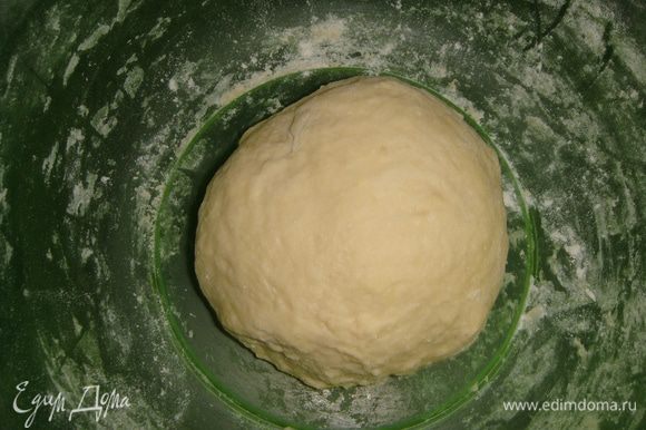 Замесить мягкое тесто, собрать его в шар, накрыть пищевой пленкой и поставить в теплое место на 1 час.