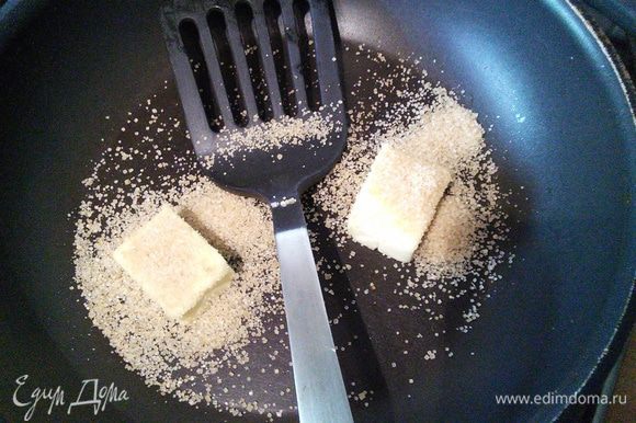 В сковороде разогреть масло с сахаром.