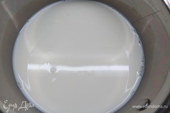 В кастрюлю наливаем 440 мл молока, добавляем 70 г сахара и щепотку соли, доводим до кипения.