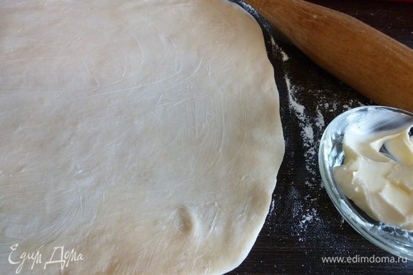 Тесто раскатаем в пласт толщиной 2-3 мм, стараясь придать прямоугольную форму. Намажем раскатанное тесто размягченным сливочным маслом.