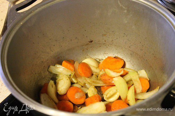 На этом же масле обжарить морковь с луком и чесноком до слегка золотистого цвета.