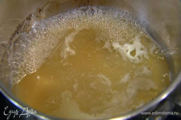 Приготовить лимонный крем: лимонный сок соединить в небольшой кастрюле с 45 г сахара и довести до кипения, чтобы сахар полностью растворился.